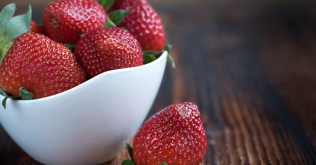 découvrez la douceur irrésistible des guimauves à la fraise, une délicieuse friandise qui combine la saveur fruitée de la fraise avec la légèreté aérienne des guimauves. parfaites pour égayer vos desserts ou à savourer seules, ces douceurs apporteront une touche sucrée à chaque moment.