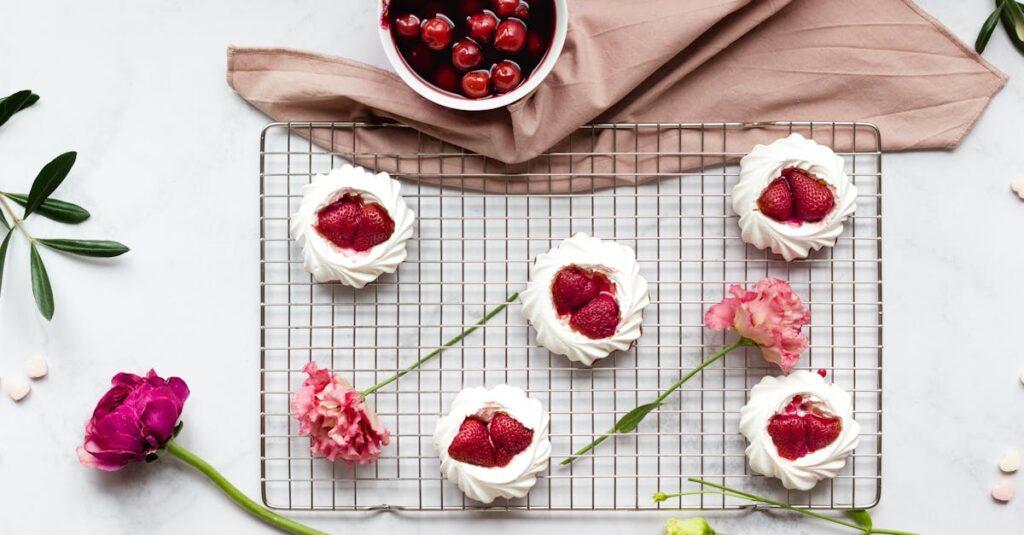découvrez la pavlova, un dessert délicat et aérien à base de meringue, garni de crème fouettée et de fruits frais. parfaite pour les anniversaires et les célébrations, ce délice australien séduira vos papilles avec son équilibre parfait entre douceur et acidité.