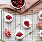 découvrez la pavlova, un dessert délicat et aérien à base de meringue, garni de crème fouettée et de fruits frais. parfaite pour les anniversaires et les célébrations, ce délice australien séduira vos papilles avec son équilibre parfait entre douceur et acidité.