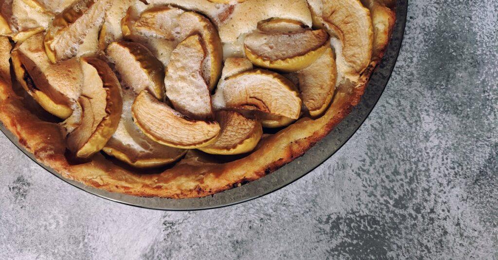 découvrez notre délicieuse recette de tarte aux pommes et crumble, alliant le goût sucré des pommes fondantes à la croûte croustillante du crumble. un dessert réconfortant parfait pour toutes les occasions !