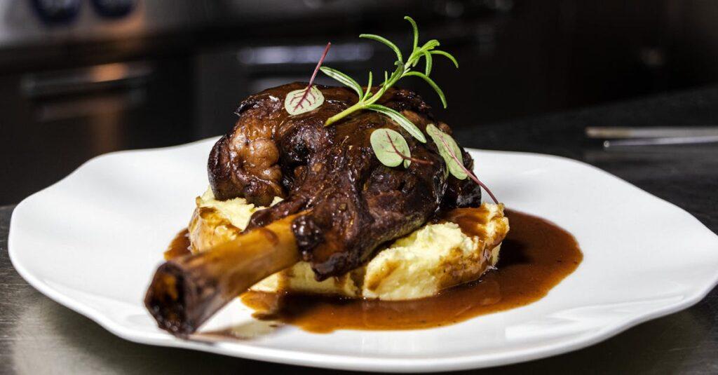 découvrez notre recette succulent de gigot d'agneau rôti, parfaite pour vos repas en famille ou entre amis. un plat savoureux, tendre et juteux, assaisonné avec des herbes aromatiques et accompagné de légumes rôtis. idéal pour impressionner vos convives lors des grandes occasions !