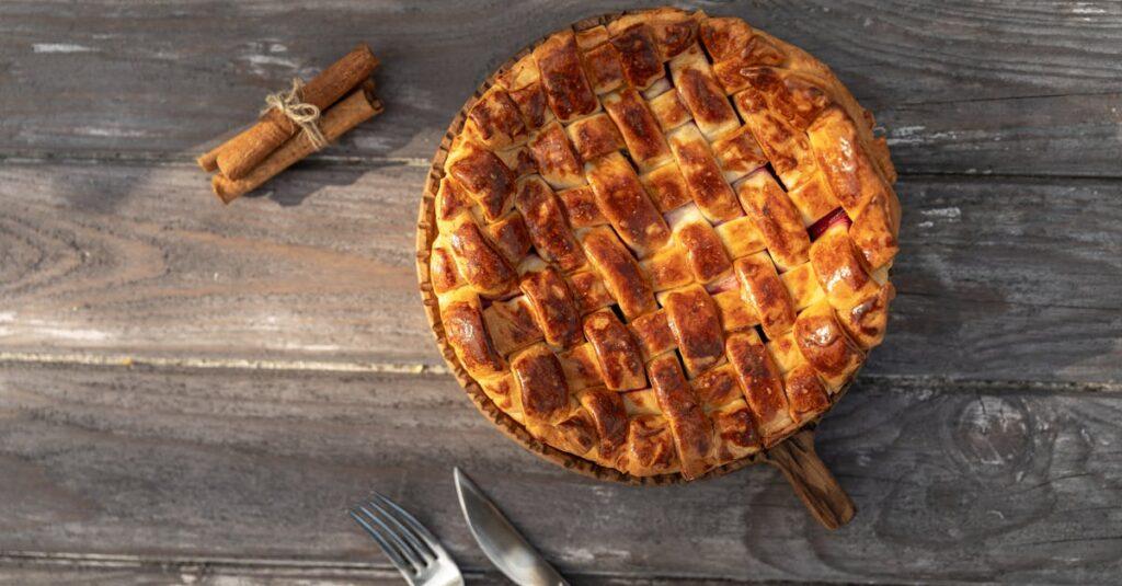 découvrez notre succulent dessert : la tarte aux pommes délicieuse, préparée avec des pommes juteuses et une pâte feuilletée dorée à souhait. un régal pour les papilles qui fera fondre tous les amateurs de douceurs sucrées !