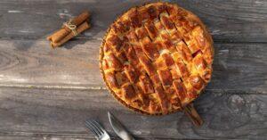 découvrez notre succulent dessert : la tarte aux pommes délicieuse, préparée avec des pommes juteuses et une pâte feuilletée dorée à souhait. un régal pour les papilles qui fera fondre tous les amateurs de douceurs sucrées !