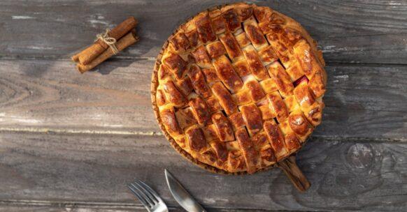 découvrez notre succulent dessert : la tarte aux pommes délicieuse, préparée avec des pommes juteuses et une pâte feuilletée dorée à souhait. un régal pour les papilles qui fera fondre tous les amateurs de douceurs sucrées !