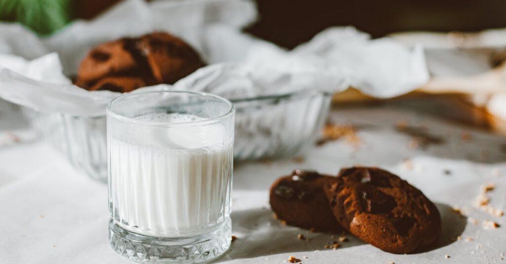 savourez ces délicieux cookies au chocolat et aux noix de macadamia, moelleux à l'intérieur et croustillants à l'extérieur. parfaits pour une pause gourmande ou un dessert irrésistible, ils combleront vos envies sucrées avec leur mélange de richesses chocolatées et de croquant de noix.