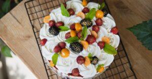 découvrez la recette irrésistible des biscuits aux framboises et chocolat blanc. alliez la douceur du chocolat à l'acidité des framboises pour un cocktail de saveurs en bouche. parfaits pour un goûter gourmand ou un moment de partage!