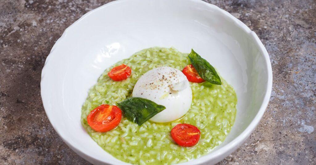 découvrez la burrata, un fromage crémeux et délicieux originaire d'italie. parfait pour sublimer vos plats, elle se marie à merveille avec des tomates fraîches, du basilic et un filet d'huile d'olive. un incontournable de la cuisine méditerranéenne à savourer !