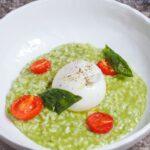 découvrez la burrata, un fromage crémeux et délicieux originaire d'italie. parfait pour sublimer vos plats, elle se marie à merveille avec des tomates fraîches, du basilic et un filet d'huile d'olive. un incontournable de la cuisine méditerranéenne à savourer !