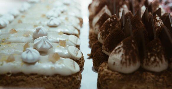 découvrez le délicieux tiramisu, un dessert italien emblématique alliant café, mascarpone et cacao. explorez des recettes faciles pour régaler vos convives avec ce classique irrésistible, parfait pour toutes les occasions.