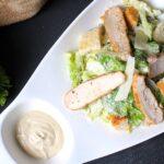découvrez notre délicieuse salade césar : un mélange savoureux de laitue croquante, de croûtons dorés, de parmesan frais et de sauce crémeuse au goût irrésistible. idéale pour un repas léger ou en accompagnement, cette recette classique saura ravir vos papilles.