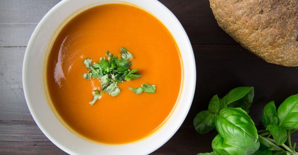 découvrez notre recette de soupe détox, idéale pour purifier votre organisme tout en profitant d'une explosion de saveurs. riche en légumes frais et nutriments essentiels, cette soupe est parfaite pour un repas léger et revitalisant. parfaite pour démarrer un régime détox, elle saura ravir vos papilles et votre santé.