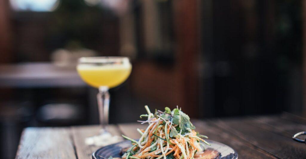découvrez la recette délicieuse et rafraîchissante de la salade de concombre coréenne. parfaite pour accompagner vos plats, cette salade croquante marie des saveurs d'ail, de sésame et de vinaigre pour un goût authentique de la cuisine coréenne.