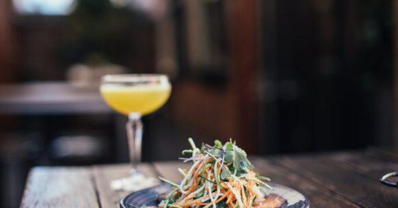 découvrez la recette délicieuse et rafraîchissante de la salade de concombre coréenne. parfaite pour accompagner vos plats, cette salade croquante marie des saveurs d'ail, de sésame et de vinaigre pour un goût authentique de la cuisine coréenne.
