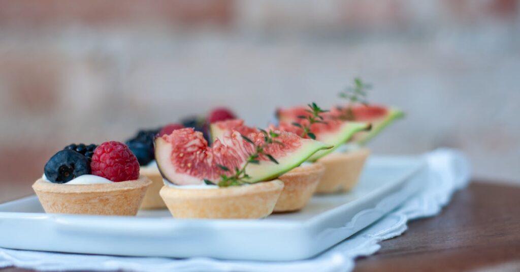 découvrez nos irrésistibles tartelettes snickers, un délice alliant chocolat, caramel et cacahuètes. parfaites pour satisfaire toutes vos envies sucrées, ces petites douceurs feront fondre de plaisir vos papilles. idéales pour le dessert ou une pause gourmande!