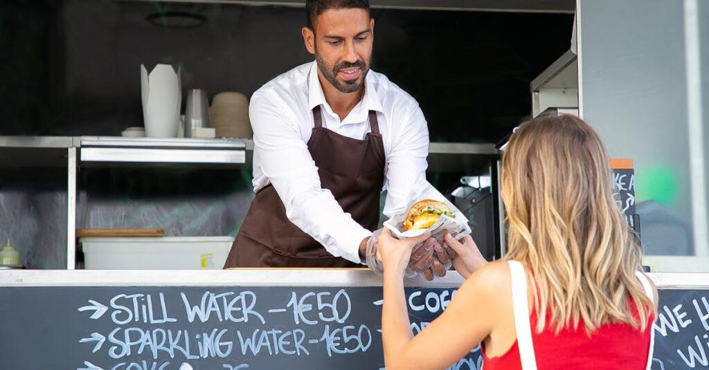 découvrez l'originalité du 'watermelon burger', une délicieuse alternative veggie qui associe la fraîcheur juteuse de la pastèque à des saveurs savoureuses. parfait pour les chaudes journées d'été, ce burger audacieux saura surprendre vos papilles et élever vos barbecues à un niveau supérieur!