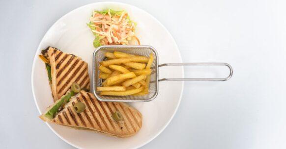 découvrez le plaisir inégalé du grilled sandwich, une délicieuse combinaison de pain croustillant et de garnitures savoureuses, parfaite pour un repas rapide ou un encas réconfortant. explorez des recettes créatives et des astuces pour préparer votre sandwich grillé idéal !