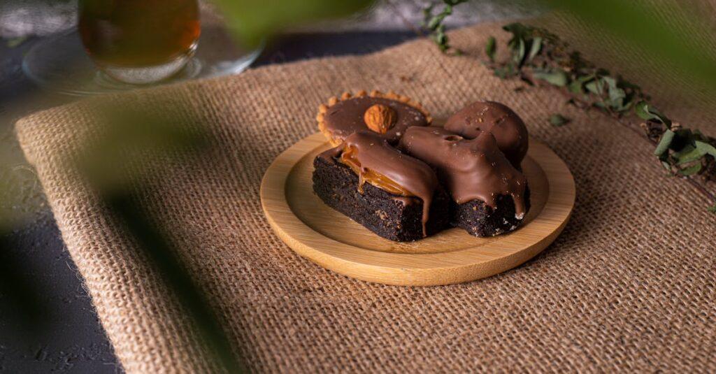 découvrez notre irrésistible gâteau au chocolat et aux amandes, une délicieuse combinaison de saveurs riches et de textures moelleuses. parfait pour satisfaire toutes vos envies sucrées et impressionner vos invités à toutes les occasions.