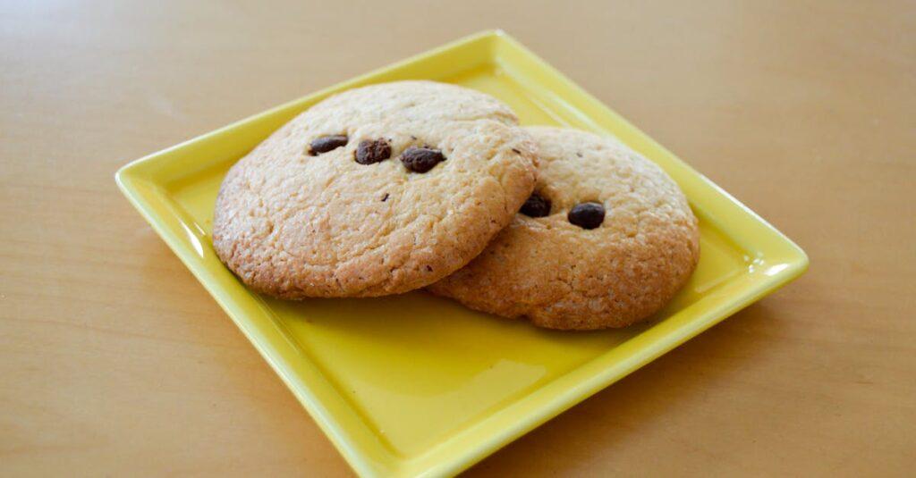 découvrez la recette parfaite des cookies aux pépites de chocolat, un délice moelleux et croustillant à la fois. idéal pour les petits plaisirs gourmands ou à partager lors de vos moments conviviaux, ces biscuits raviront petits et grands grâce à leur saveur irrésistible.