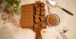 savourez nos moelleux brownies au chocolat, riches en chocolat intense et d'une texture fondante, parfaits pour séduire vos papilles. découvrez la recette ultime pour un dessert irrésistible !