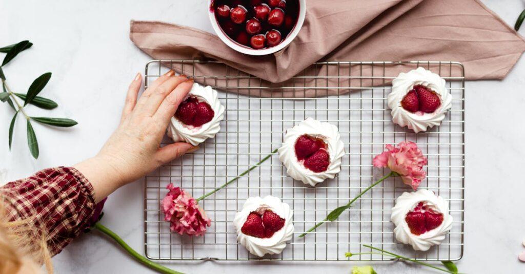 découvrez la délicieuse pavlova, un dessert léger composé d'une meringue croustillante à l'extérieur et moelleuse à l'intérieur, souvent garnie de crème fouettée et de fruits frais. parfaite pour impressionner vos invités lors de vos dîners ou pour un moment sucré à la maison.