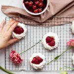 découvrez la délicieuse pavlova, un dessert léger composé d'une meringue croustillante à l'extérieur et moelleuse à l'intérieur, souvent garnie de crème fouettée et de fruits frais. parfaite pour impressionner vos invités lors de vos dîners ou pour un moment sucré à la maison.