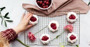 découvrez la délicieuse pavlova, un dessert léger composé d'une meringue croustillante à l'extérieur et moelleuse à l'intérieur, souvent garnie de crème fouettée et de fruits frais. parfaite pour impressionner vos invités lors de vos dîners ou pour un moment sucré à la maison.