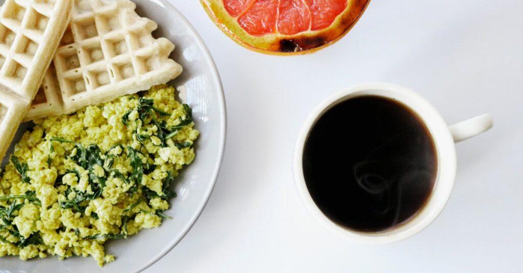 découvrez notre recette de huevos a la mexicana, des œufs brouillés relevés d'épices, de tomates, d'oignons et de piments. un plat savoureux et réconfortant, parfait pour un petit-déjeuner plein de saveurs authentiques. régalez-vous avec cette spécialité mexicaine, simple à préparer et délicieuse!