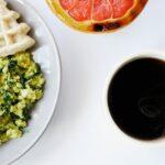 découvrez notre recette de huevos a la mexicana, des œufs brouillés relevés d'épices, de tomates, d'oignons et de piments. un plat savoureux et réconfortant, parfait pour un petit-déjeuner plein de saveurs authentiques. régalez-vous avec cette spécialité mexicaine, simple à préparer et délicieuse!