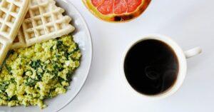 découvrez notre recette de huevos a la mexicana, des œufs brouillés relevés d'épices, de tomates, d'oignons et de piments. un plat savoureux et réconfortant, parfait pour un petit-déjeuner plein de saveurs authentiques. régalez-vous avec cette spécialité mexicaine, simple à préparer et délicieuse!
