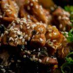 savourez des brochettes de poulet coréen délicieusement marinées, grillées à la perfection et rehaussées d'une sauce sucrée et épicée. idéales pour un repas convivial ou un apéritif original, ces brochettes raviront vos papilles avec leur authenticité et leur goût irrésistible.