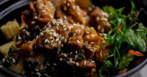 savourez des brochettes de poulet coréen délicieusement marinées, grillées à la perfection et rehaussées d'une sauce sucrée et épicée. idéales pour un repas convivial ou un apéritif original, ces brochettes raviront vos papilles avec leur authenticité et leur goût irrésistible.