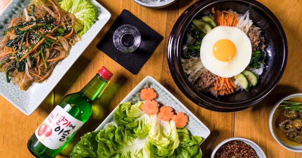 découvrez le bibimbap, un plat coréen emblématique composé de riz, de légumes frais, de viande et d'un œuf au plat, le tout assaisonné de la célèbre pâte de piment gochujang. savourez un mélange de textures et de saveurs dans ce repas nutritif et coloré, parfait pour les amateurs de cuisine asiatique.