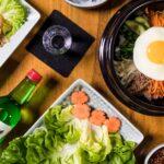 découvrez le bibimbap, un plat coréen emblématique composé de riz, de légumes frais, de viande et d'un œuf au plat, le tout assaisonné de la célèbre pâte de piment gochujang. savourez un mélange de textures et de saveurs dans ce repas nutritif et coloré, parfait pour les amateurs de cuisine asiatique.