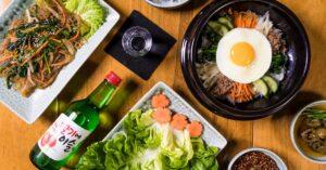 découvrez le bibimbap, un plat coréen emblématique composé de riz, de légumes frais, de viande et d'un œuf au plat, le tout assaisonné de la célèbre pâte de piment gochujang. savourez un mélange de textures et de saveurs dans ce repas nutritif et coloré, parfait pour les amateurs de cuisine asiatique.