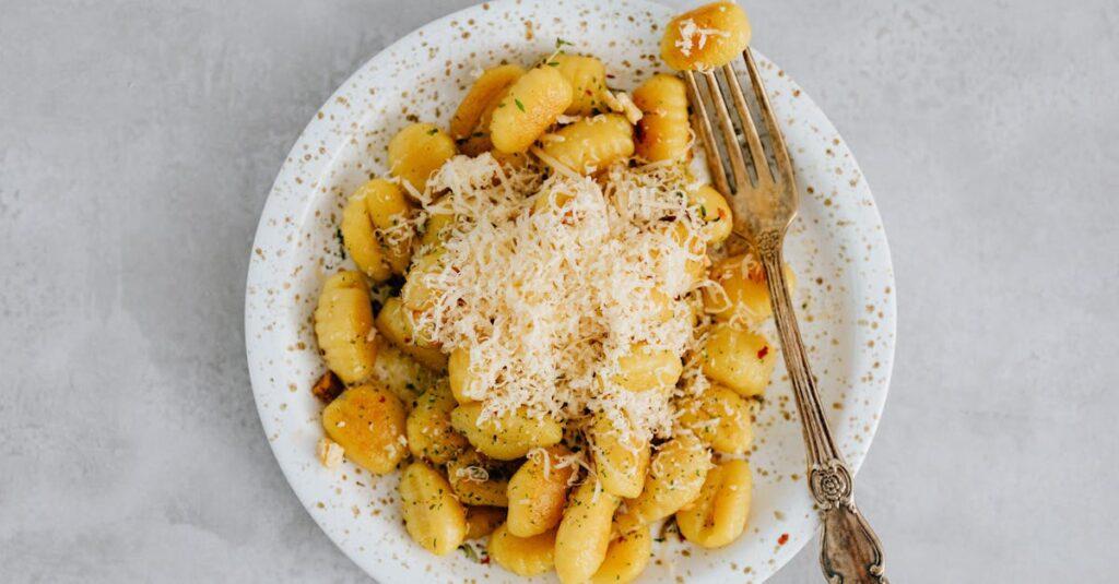 découvrez la délicieuse recette des gnocchis faits maison, des petites bouchées de pâte de pommes de terre qui fondent en bouche. idéaux en plat principal ou en accompagnement, apprenez à les préparer facilement et à les sublimer avec des sauces savoureuses.