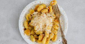 découvrez la délicieuse recette des gnocchis faits maison, des petites bouchées de pâte de pommes de terre qui fondent en bouche. idéaux en plat principal ou en accompagnement, apprenez à les préparer facilement et à les sublimer avec des sauces savoureuses.