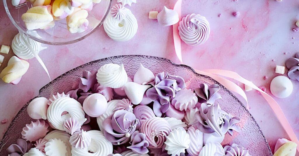 découvrez la légèreté et la douceur des meringues, ces délices croustillants à base de blancs d'œufs et de sucre. parfaites pour compléter vos desserts ou à déguster seules, nos meringues sont un véritable régal pour les papilles!