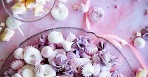 découvrez la légèreté et la douceur des meringues, ces délices croustillants à base de blancs d'œufs et de sucre. parfaites pour compléter vos desserts ou à déguster seules, nos meringues sont un véritable régal pour les papilles!