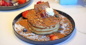 découvrez notre délicieuse recette de pancakes aux framboises, moelleux et savoureux, parfaits pour un brunch gourmand ou un petit-déjeuner réconfortant. laissez-vous séduire par la douceur des framboises et la légèreté de la pâte.
