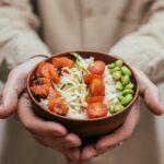 découvrez le délice des poke bowls : des bols colorés et sains, composés de poisson frais, de légumes croquants, et de riz savoureux. parfait pour une alimentation équilibrée, les poke bowls offrent une explosion de saveurs hawaïennes à chaque bouchée.