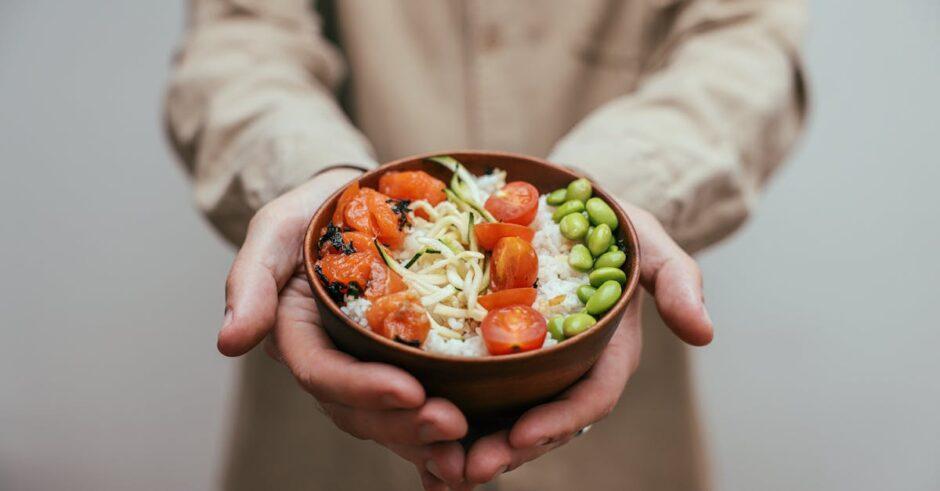 découvrez le délice des poke bowls : des bols colorés et sains, composés de poisson frais, de légumes croquants, et de riz savoureux. parfait pour une alimentation équilibrée, les poke bowls offrent une explosion de saveurs hawaïennes à chaque bouchée.