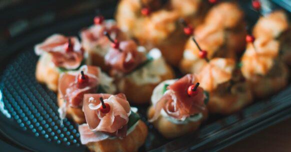 découvrez la douceur des profiteroles : délicieuses bouchées de pâte choux garnies de crème pâtissière et nappées de chocolat fondant. idéales pour une touche sucrée lors de vos repas ou pour un dessert raffiné qui émerveillera vos invités.