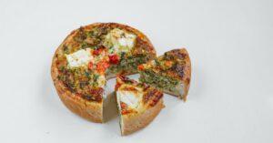 découvrez la recette classique de la quiche, un plat savoureux et polyvalent qui ravira vos papilles. parfaite pour un déjeuner, un dîner ou un apéritif, cette tarte salée est facile à préparer et peut être garnie de vos ingrédients préférés. éveillez votre créativité en cuisine avec notre guide complet sur la quiche!