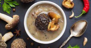 découvrez une délicieuse recette de soupe aux champignons, crémeuse et savoureuse, parfaite pour réchauffer vos soirées. facile à préparer, elle combine des ingrédients frais pour offrir une explosion de saveurs en chaque cuillerée.