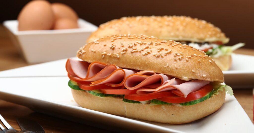 découvrez notre savoureux club sandwich, une délicieuse superposition de pain, de poulet tendre, de laitue croquante et de tomates juteuses, le tout rehaussé de notre sauce spéciale. parfait pour un déjeuner rapide ou un encas savoureux, ce classique de la cuisine américaine saura ravir vos papilles.