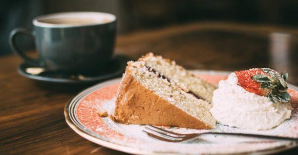 découvrez notre délicieuse recette de gâteau aux fraises, un dessert savoureux et frais qui ravira vos papilles. parfait pour les occasions spéciales ou comme gâterie quotidienne, ce gâteau léger et moelleux est agrémenté de fraises juteuses et d'une crème onctueuse. réveillez votre créativité culinaire avec cette délicieuse douceur!