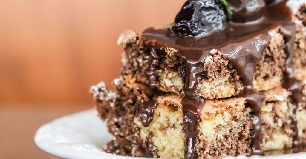 découvrez notre irrésistible marble cake, un délice moelleux alliant l'onctuosité du chocolat et la douceur de la vanille. parfait pour accompagner votre thé ou café, ce gâteau marbré est une invitation à la gourmandise. idéal pour les occasions spéciales ou tout simplement pour se faire plaisir!