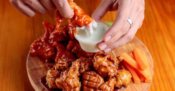 découvrez notre poulet croustillant à l'orange, un plat savoureux alliant la tendreté du poulet à une sauce à l'orange sucrée et acidulée. parfait pour un dîner original, il ravira vos papilles avec sa texture croustillante et ses arômes envoûtants. à essayer d'urgence !