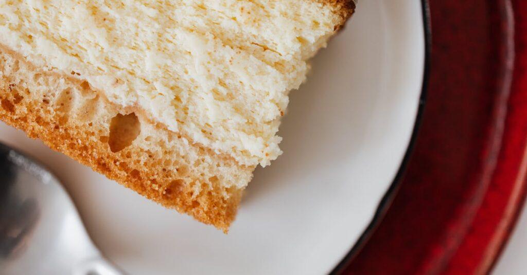 découvrez la recette classique du sponge cake, un gâteau léger et aérien, parfait pour toutes vos occasions. apprenez à réaliser cette douceur moelleuse qui séduira vos invités par sa texture délicate et son goût subtil, idéale à déguster seule ou garnie de crème et de fruits.