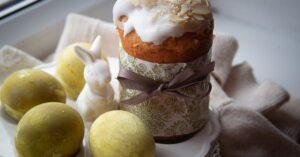 découvrez nos irrésistibles cupcakes de pâques, garnis de délicieuses crèmes et décorés avec des thèmes printaniers. parfaits pour célébrer cette fête, ces douceurs raviront petits et grands. offrez-vous un moment gourmand et festif avec nos créations sucrées !